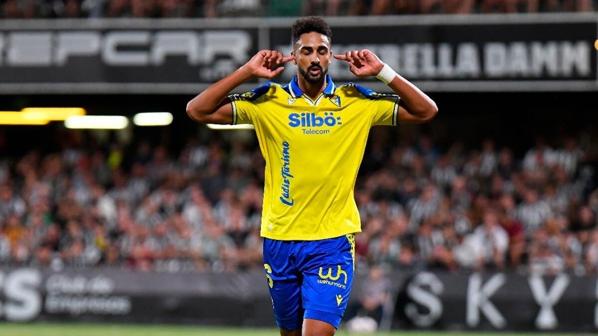 Chris Ramos celebra uno de sus dos goles anotados con el Cádiz CF ante el CD Castellón