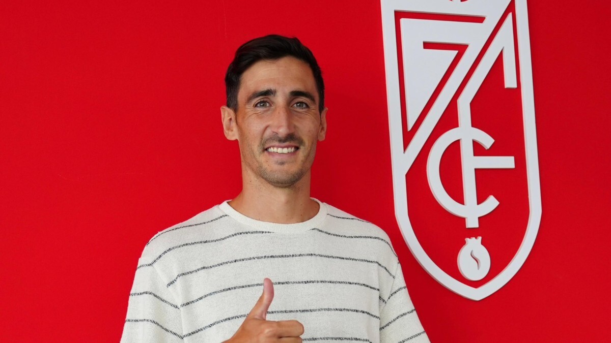 Diego Mariño posa en su llegada al Granada CF | GCF