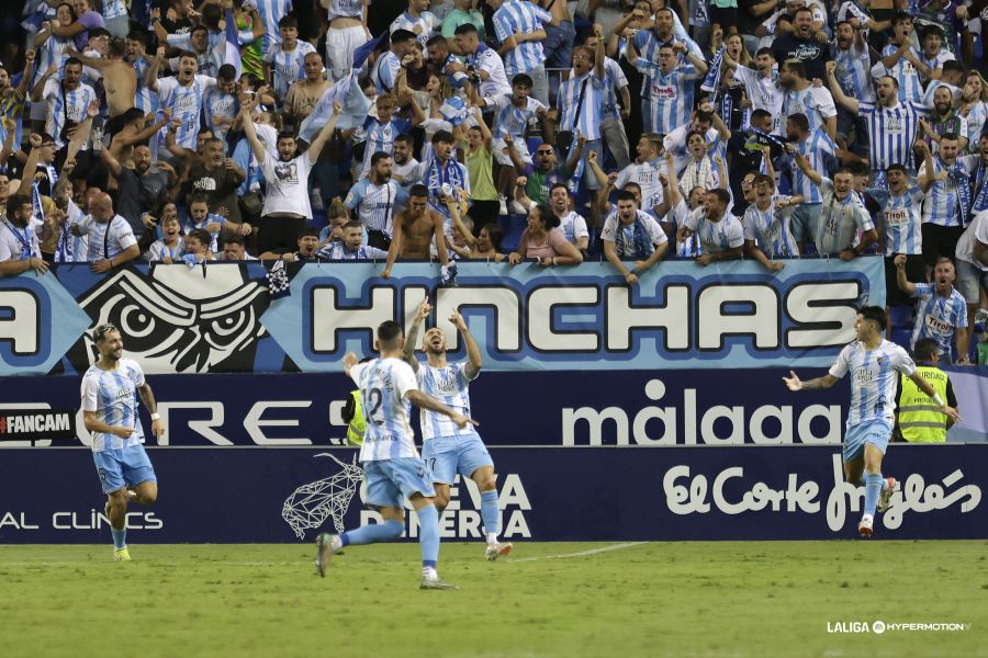 Dioni Villalba, jugador del Málaga CF, dedicando el gol ante el Mirandés a su padre