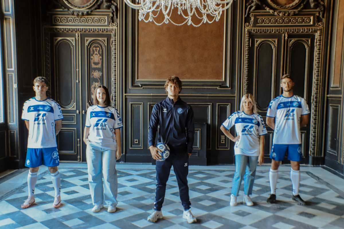 Presentación segunda equipación Xerez DFC en la Real Escuela Andaluza del Arte Ecuestre | Xerezdfc.com