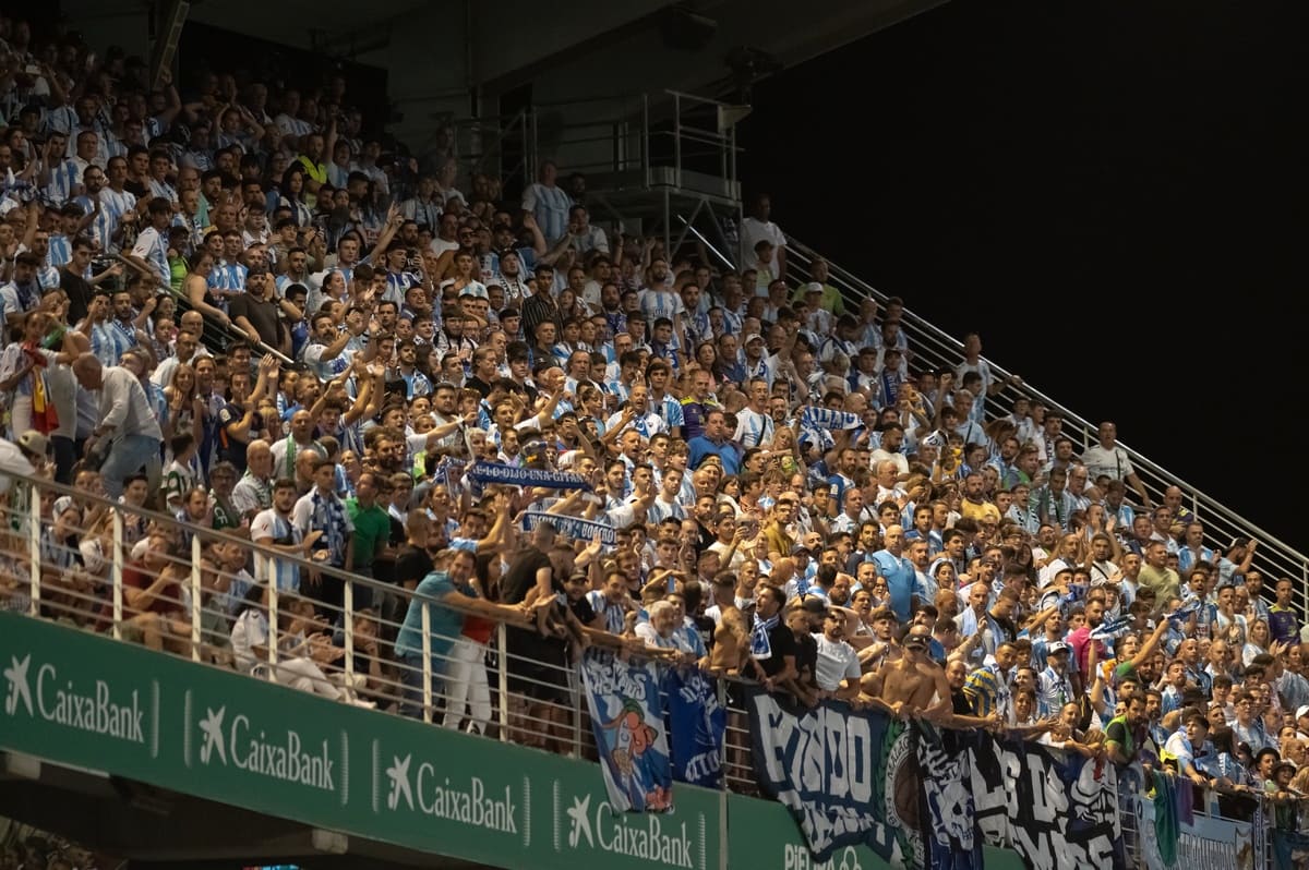 Aficionados del Málaga CF en el Nuevo Arcángel