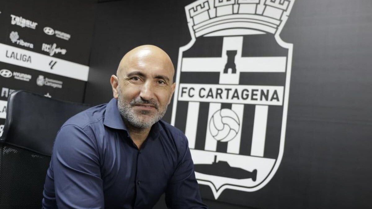 Pitu Abelardo, entrenador del FC Cartagena que se encuentra en la cuerda floja