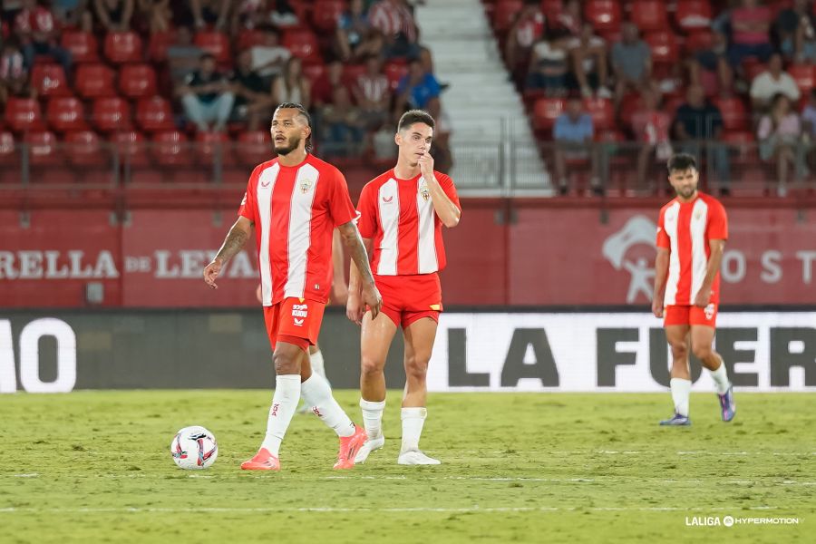Luis Suárez y Sergio Arribas tras un gol rival en el UD Almería - CD Castellón | LaLiga