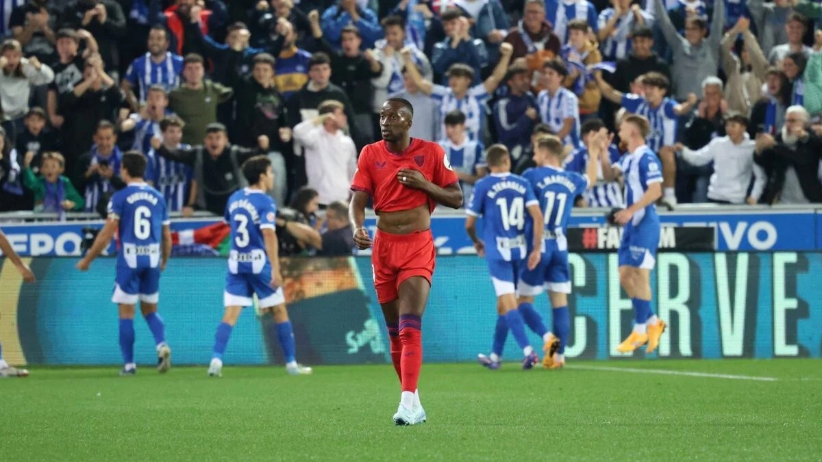Dodi Lukébakio tras uno de los goles anotados por el Deportivo Alavés ante el Sevilla FC