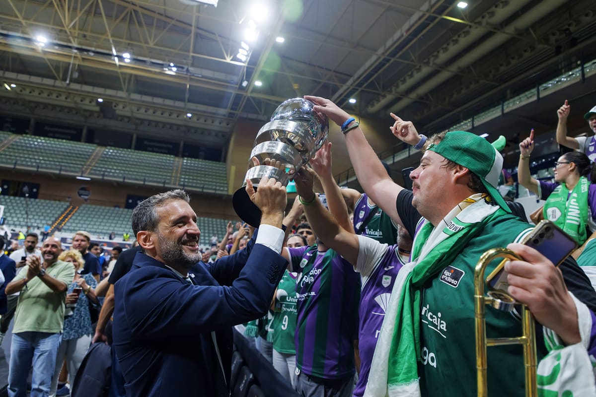 Ibon Navarro celebrando la Supercopa del Unicaja Baloncesto