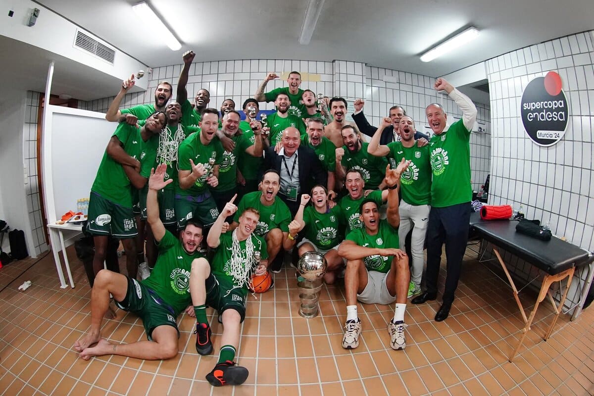 El Unicaja Baloncesto celebrando la Supercopa en el vestuario