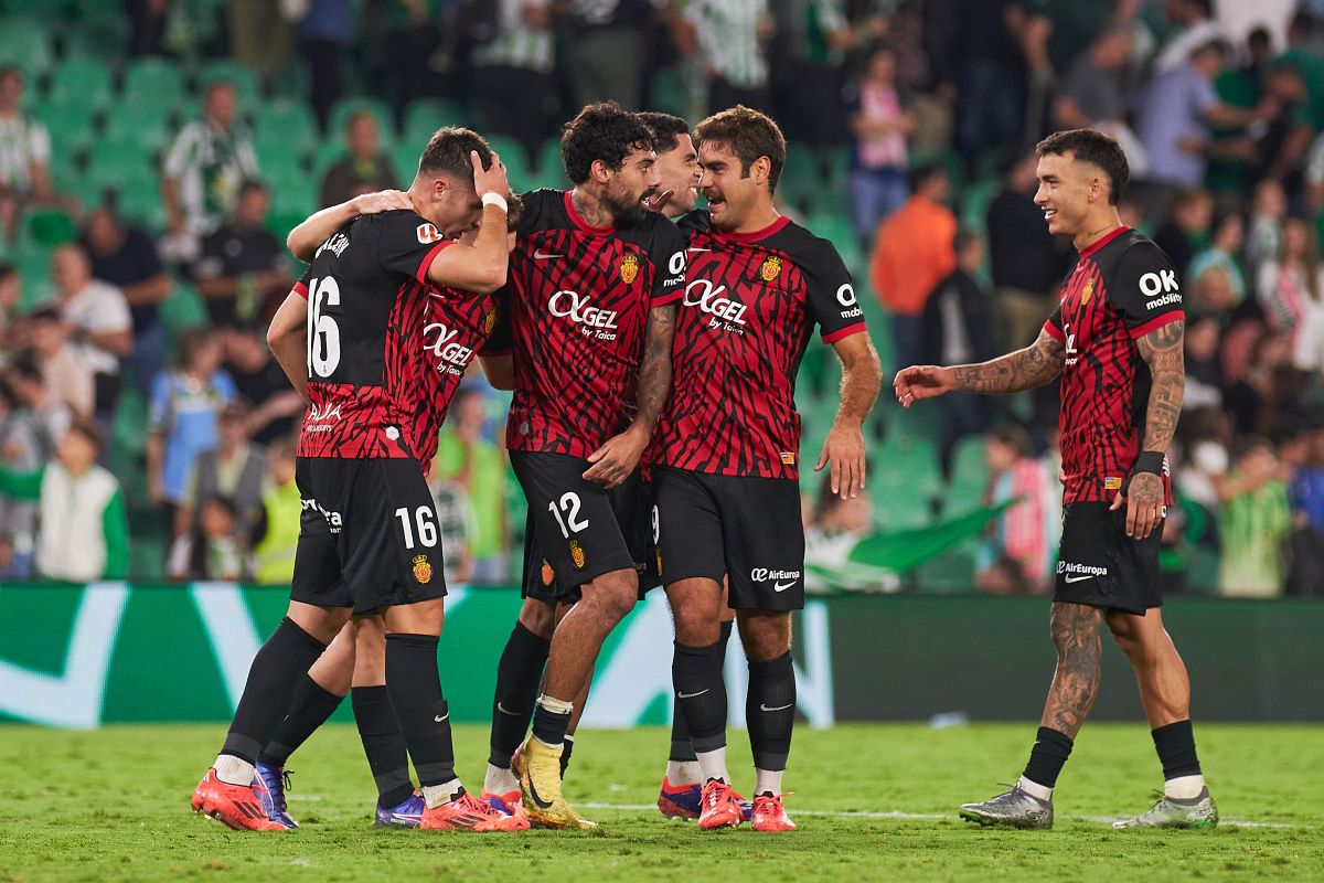El Mallorca celebra su victoria ante el Real Betis en el Benito Villamarín | Salvador López Medina para El MIRA