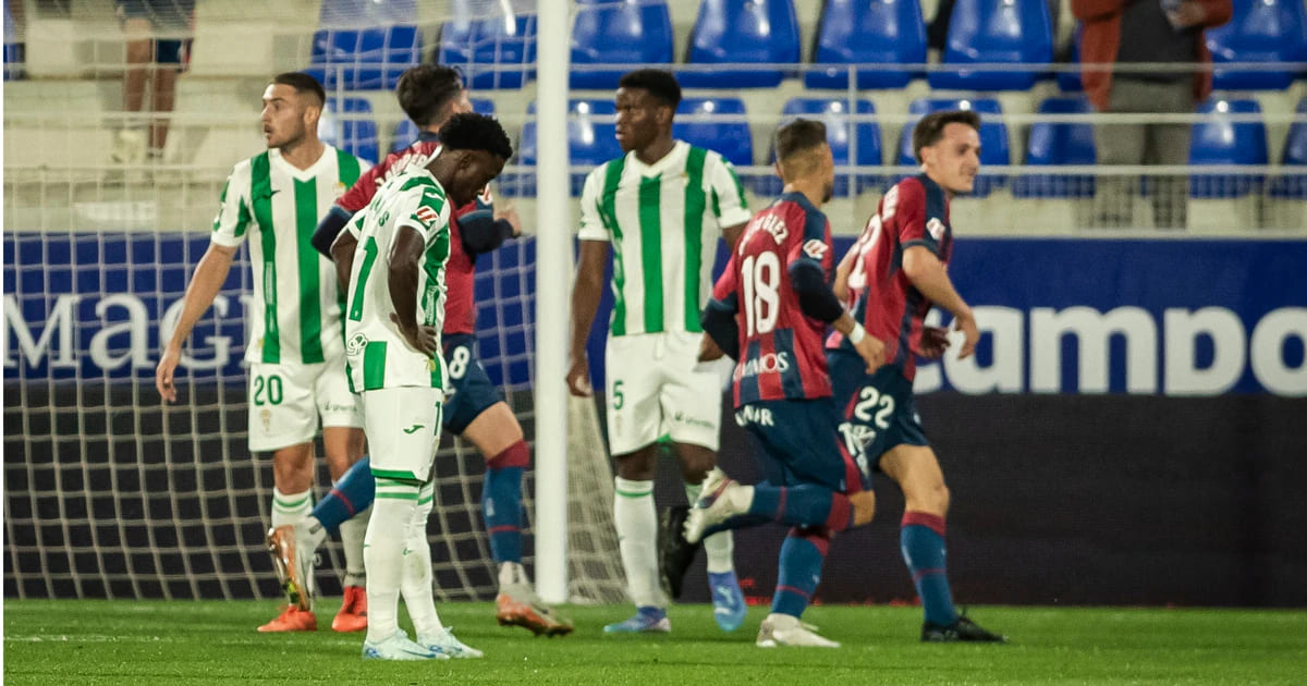 Los jugadores del Córdoba CF se lamentan tras uno de los cuatro goles de la SD Huesca