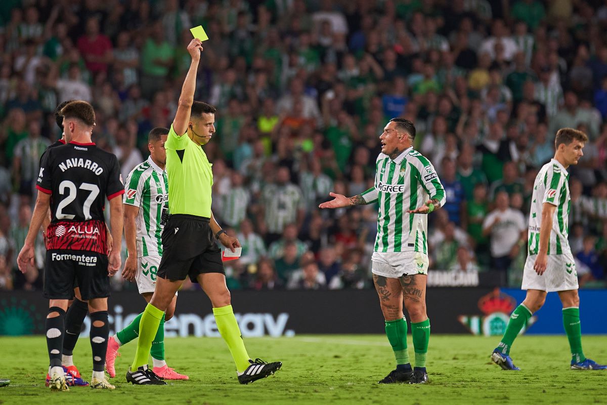 Amarilla de García Verdura a Chimy Ávila en el Real Betis - Mallorca | Salvador López Medina para El MIRA