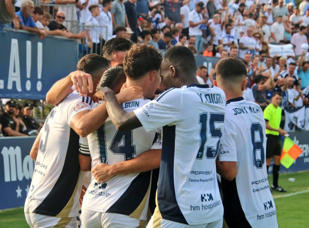 Jugadores del Marbella FC celebrando un gol