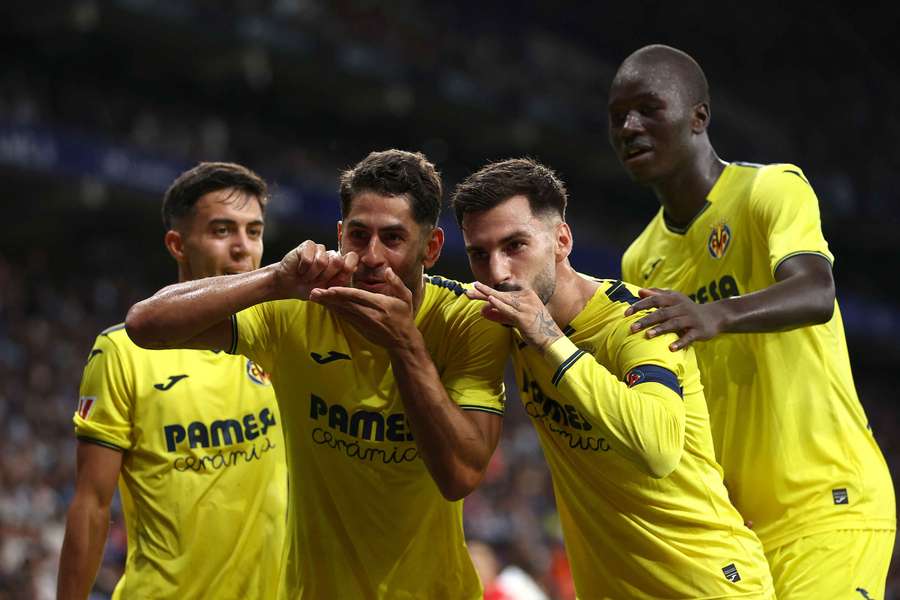 Los jugadores del Villarreal CF celebran uno de los goles de Ayoze Pérez contra el RCD Espanyol