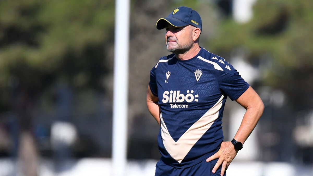 Paco López, entrenador del Cádiz CF, durante un entrenamiento