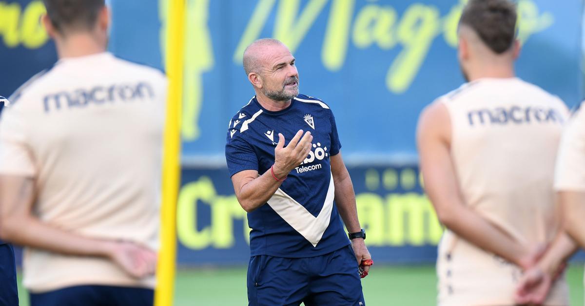 Paco López, entrenador del Cádiz CF, habla con los jugadores en un entrenamiento