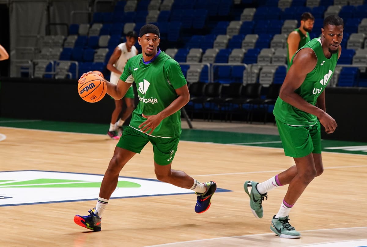 Jugadores del Unicaja Baloncesto preparándose para el partido ante el Filou Oostende