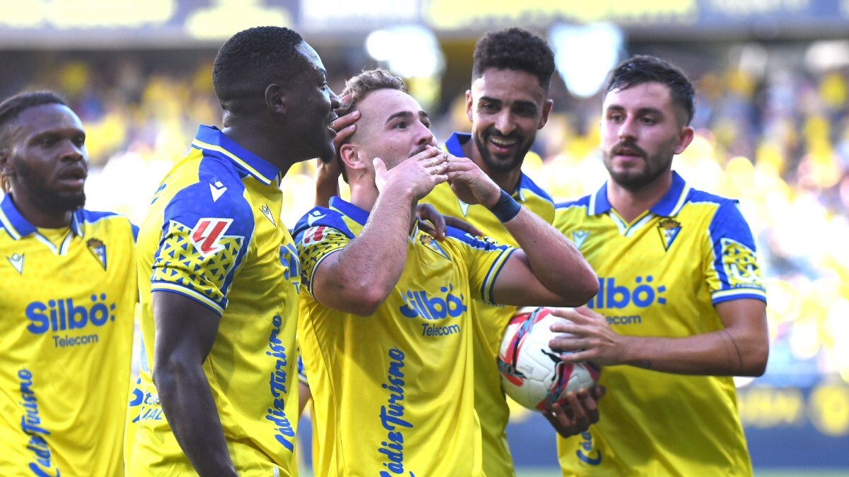 Javi Ontiveros celebra su gol anotado en el Cádiz CF - CD Eldense