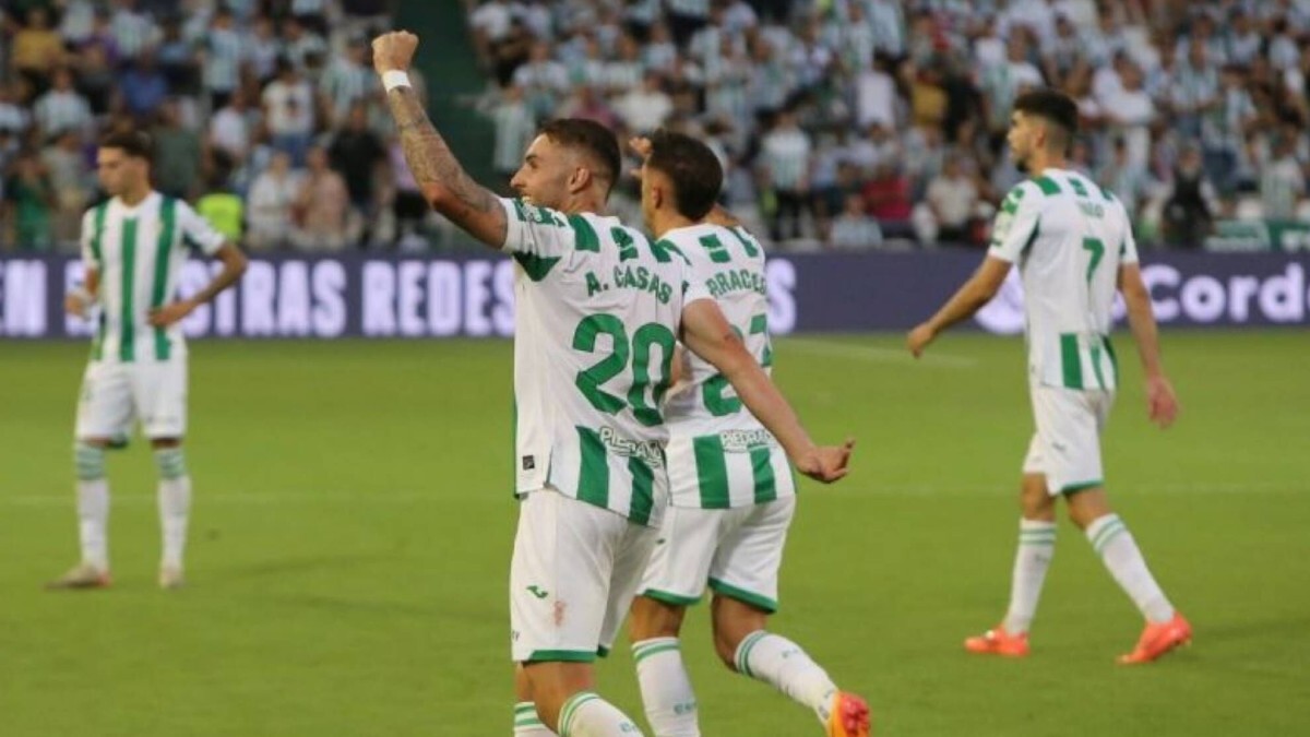 Antonio Casas celebra su gol anotado en el Córdoba CF - Racing de Ferrol | CCF