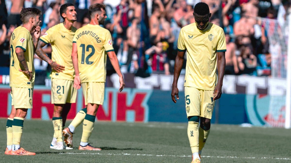 Los jugadores de la UD Almería tras perder ante el Levante UD | UDA