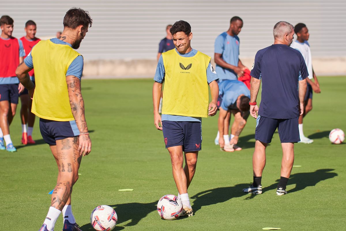 Jesús Navas en el entrenamiento del Sevilla FC previo al derbi | Salvador López Medina para El MIRA