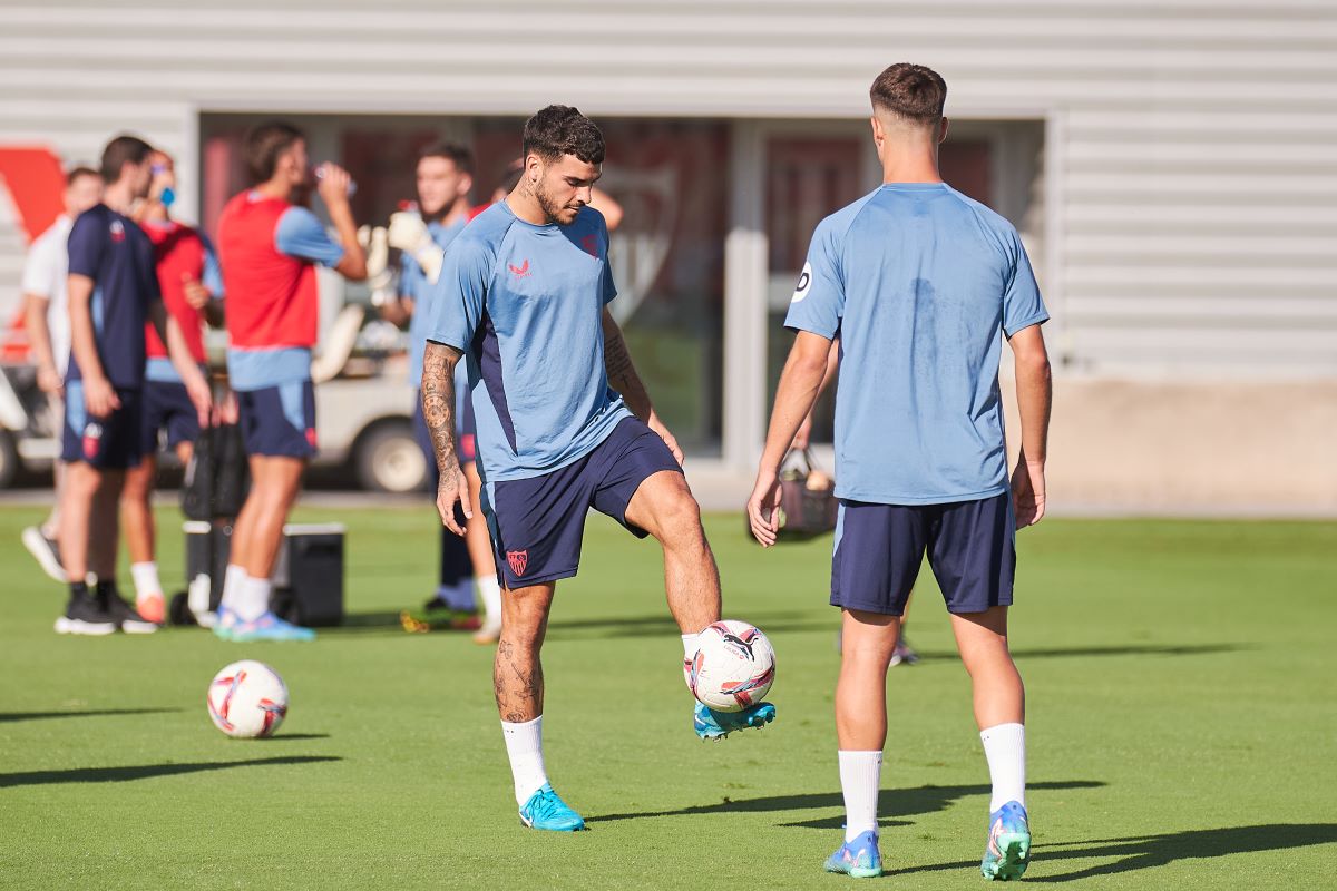 Isaac Romero en el entrenamiento del Sevilla FC previo al derbi | Salvador López Medina para El MIRA