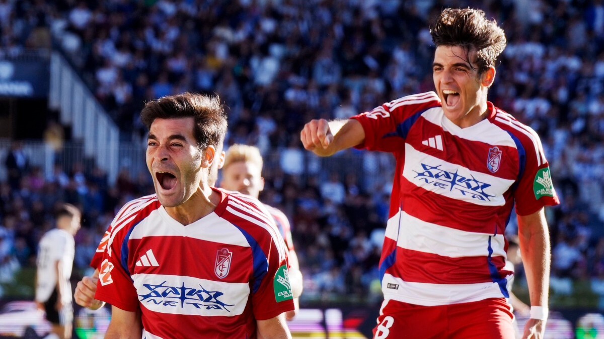 Manu Trigueros y Gonzalo Villar celebran el gol anotado por el primero de ellos en el Burgos CF - Granada CF | GCF