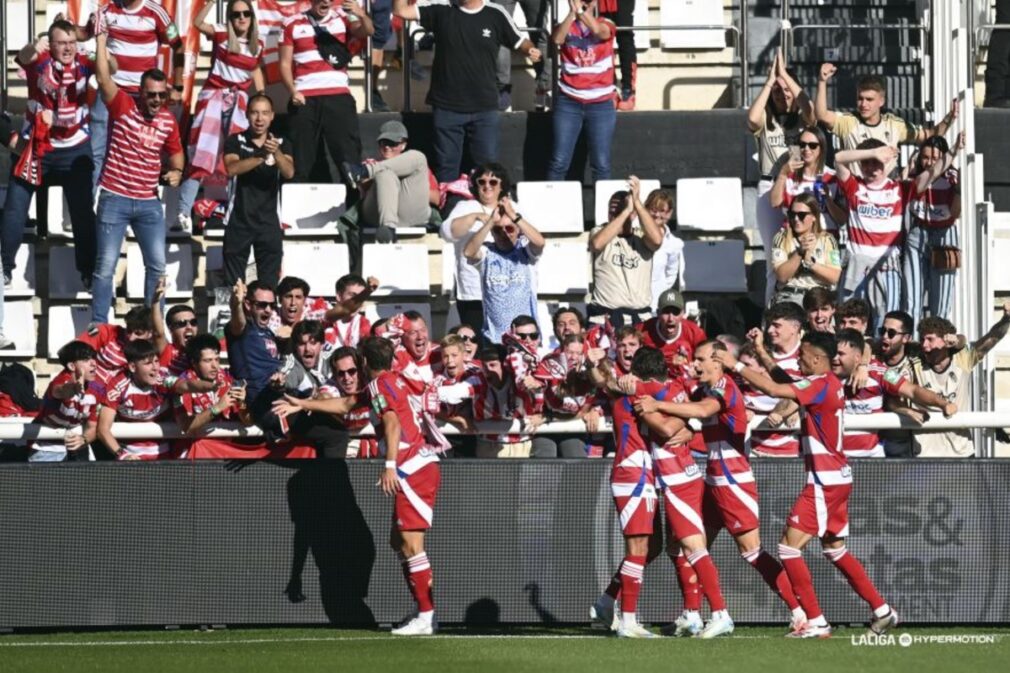 Los jugadores del Granada CF celebran junto a la afición uno de los goles anotados contra el Burgos CF | LaLiga