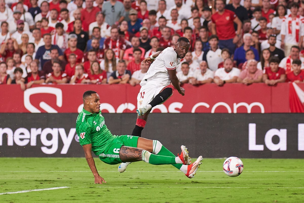 Dodi Lukébakio en el Sevilla FC - Real Betis | Salvador López Medina para El MIRA