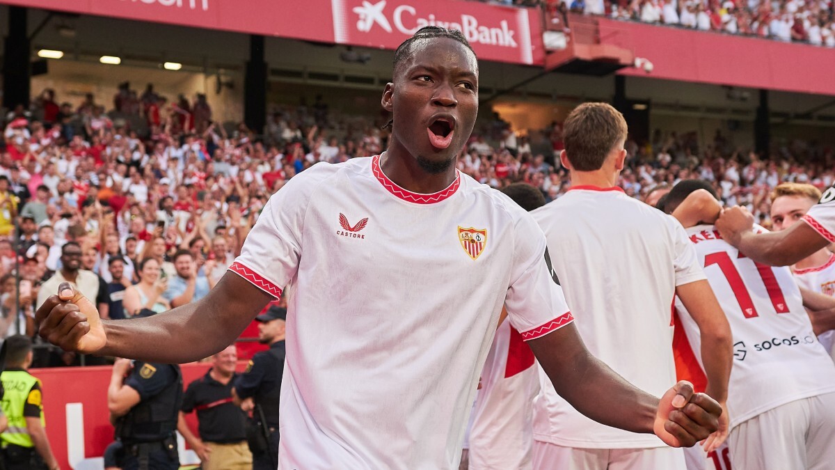 Lucien Agoumé celebra el gol de Dodi Lukébakio en el Sevilla FC - Real Betis | Salvador López Medina para El MIRA