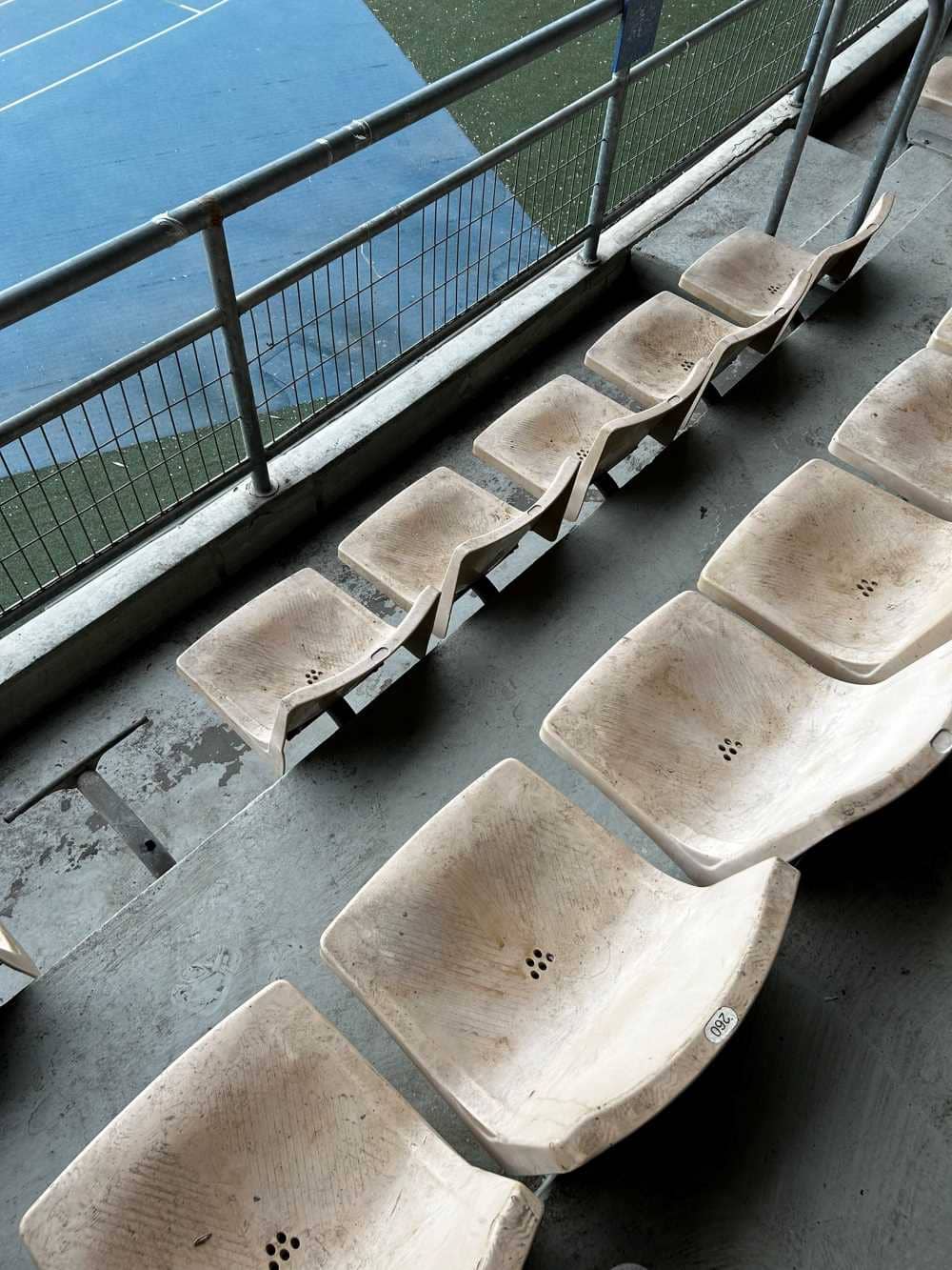 Quejas de los aficionados por el estado de las gradas del Estadio Municipal de Chapín. Twitter: @felipeglez0