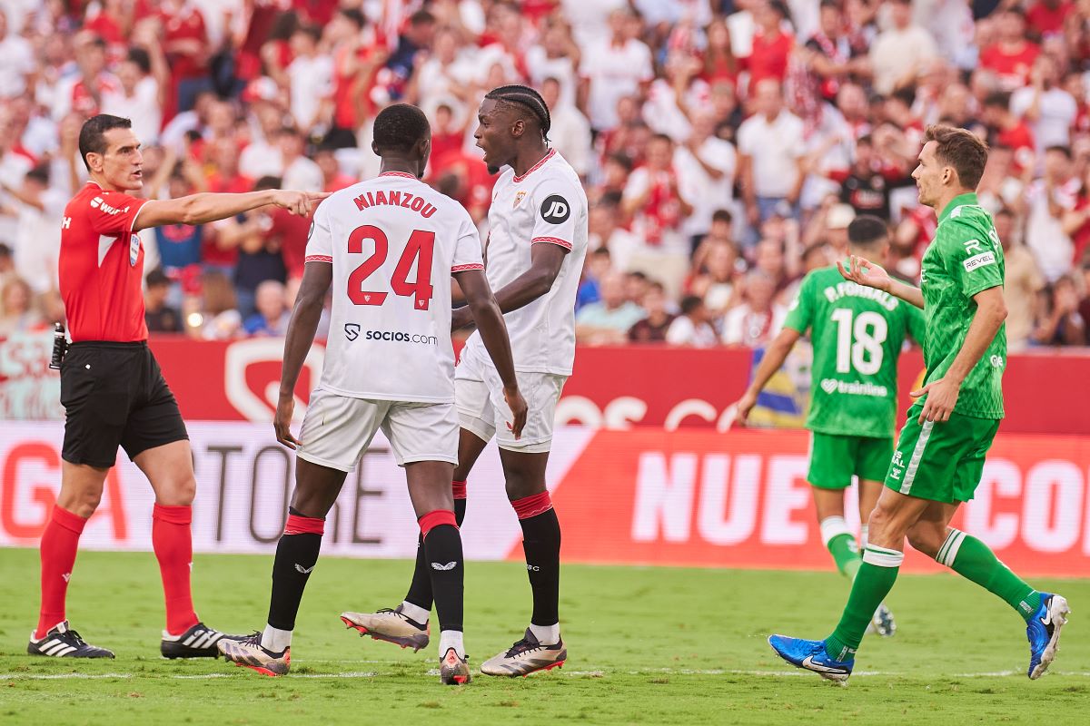Momento del penalti de Diego Llorente en el Sevilla FC - Real Betis | Salvador López Medina para El MIRA
