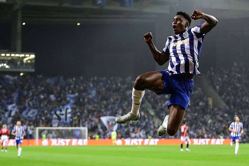 Samu Omorodion celebra uno de los goles anotados con el Oporto ante el Manchester United