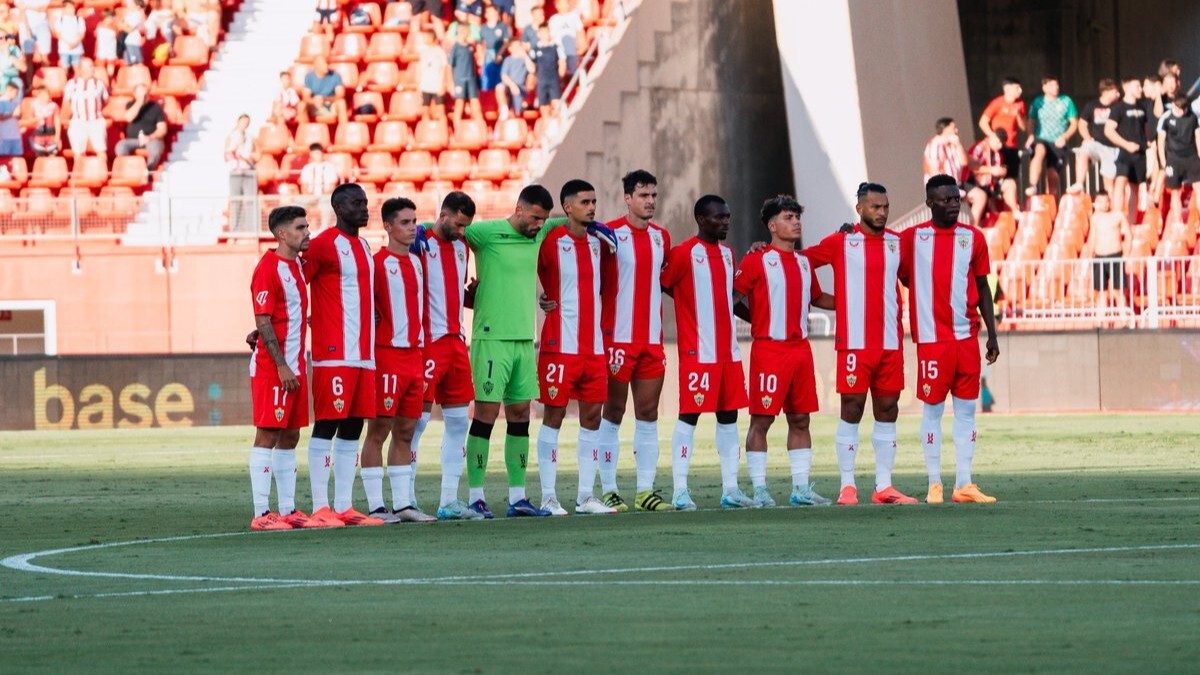 Los jugadores de la UD Almería antes del partido ante el Burgos CF | UDA