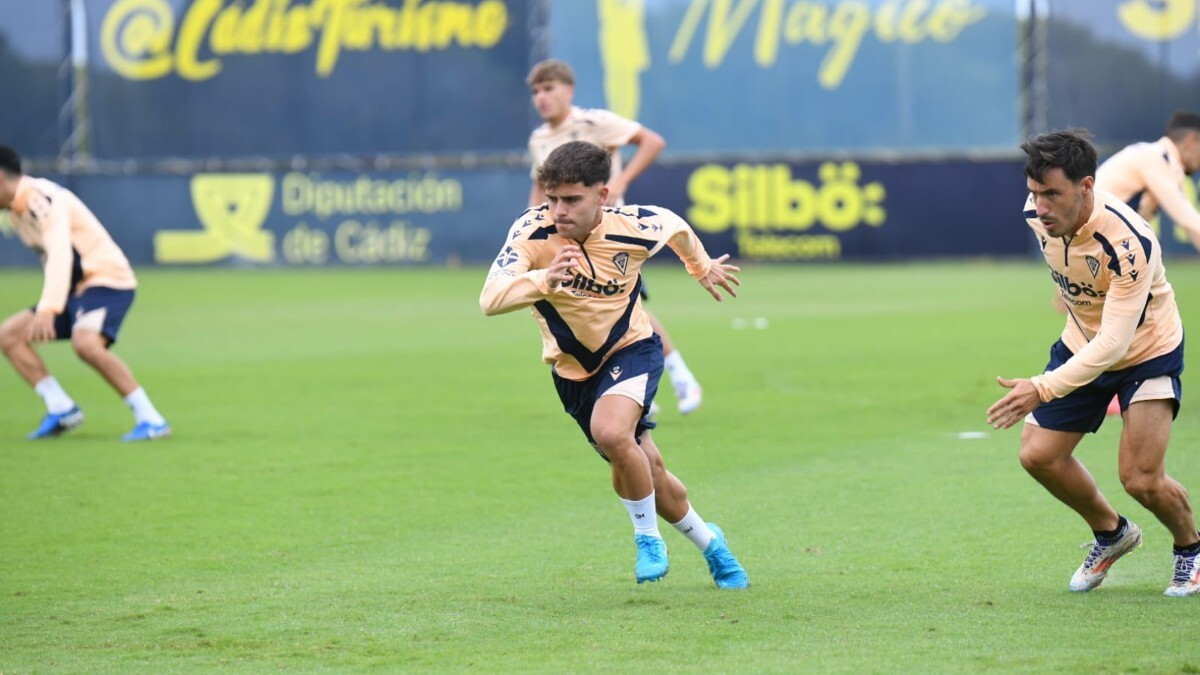 Óscar Melendo durante su primer entrenamiento grupal con el Cádiz CF | CCF