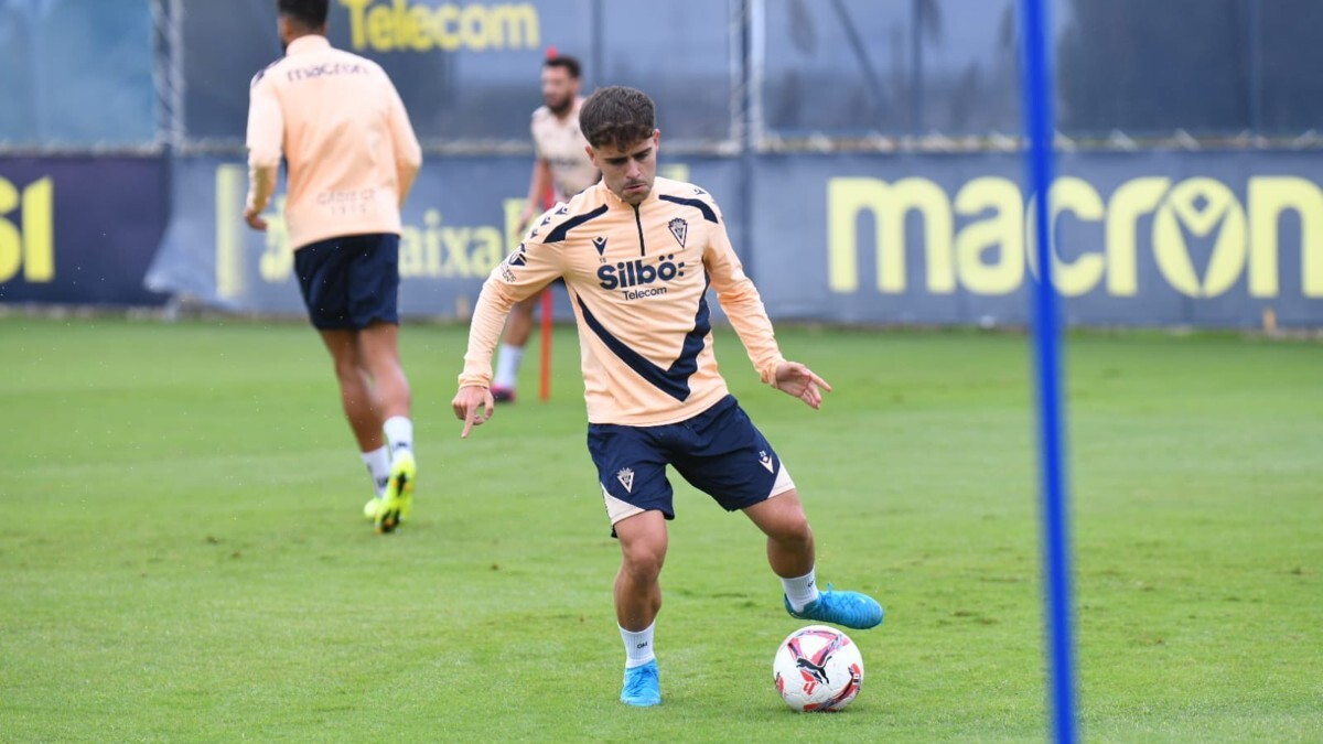 Óscar Melendo durante su primer entrenamiento grupal con el Cádiz CF | CCF