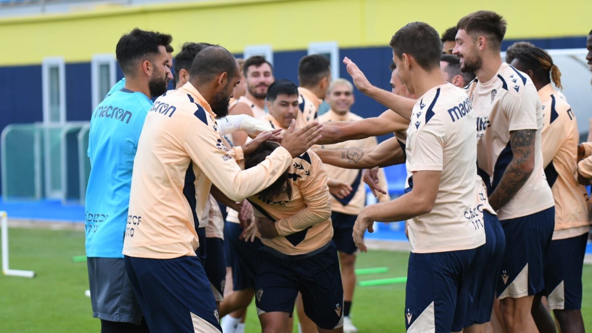 Los jugadores del Cádiz CF dan la tradicional bienvenida a Óscar Melendo | CCF