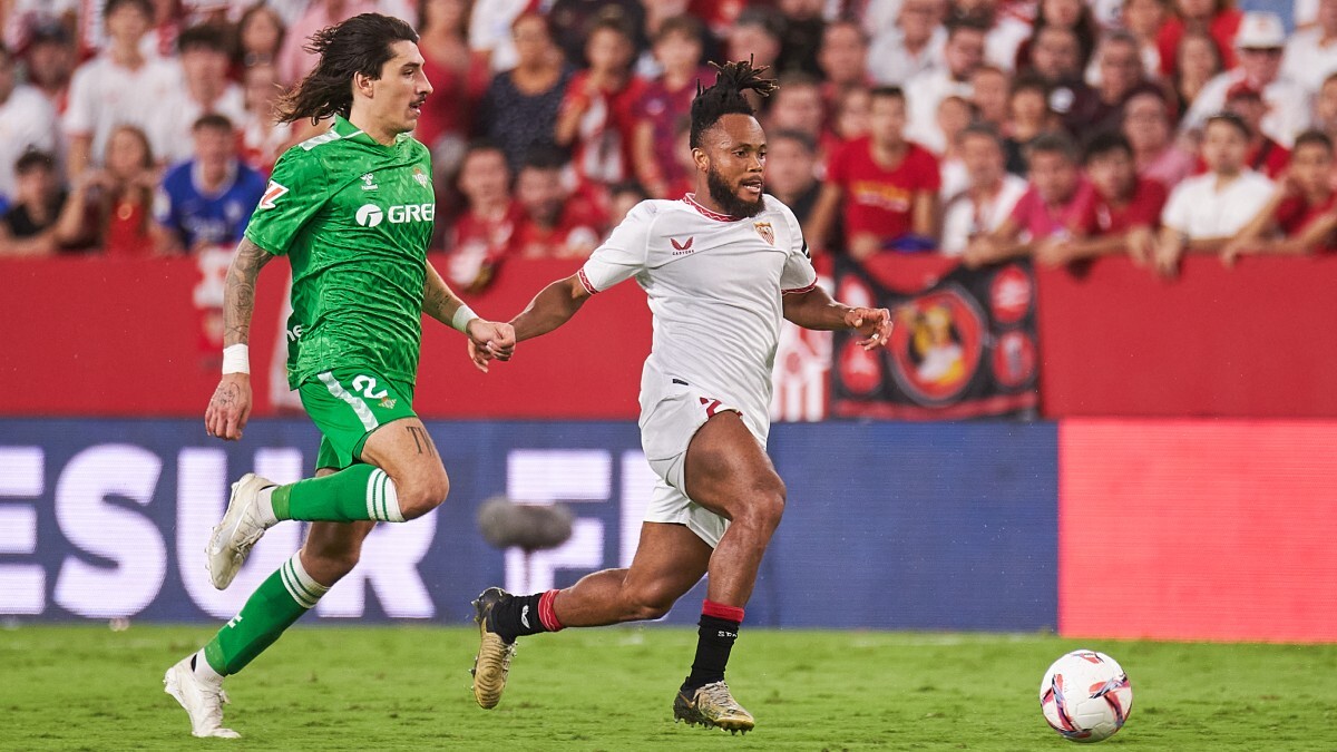 Chidera Ejuke y Héctor Bellerín en el Sevilla FC - Real Betis | Salvador López Medina para El MIRA