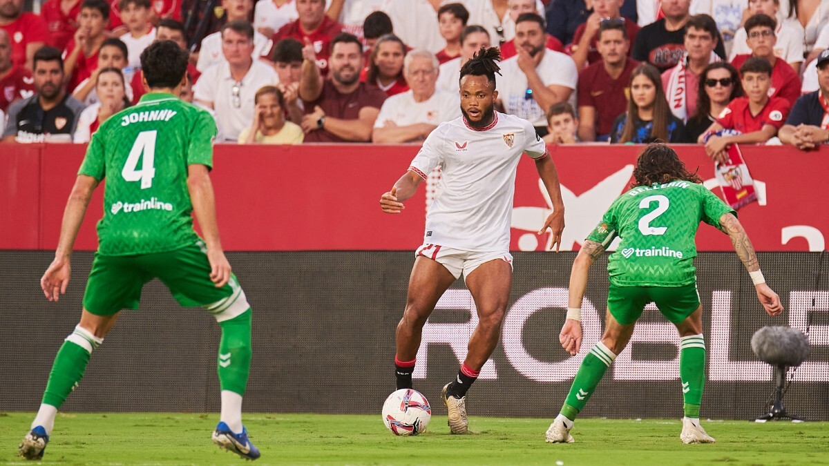 Chidera Ejuke, Héctor Bellerín y Johnny Cardoso en el Sevilla FC - Real Betis | Salvador López Medina para El MIRA