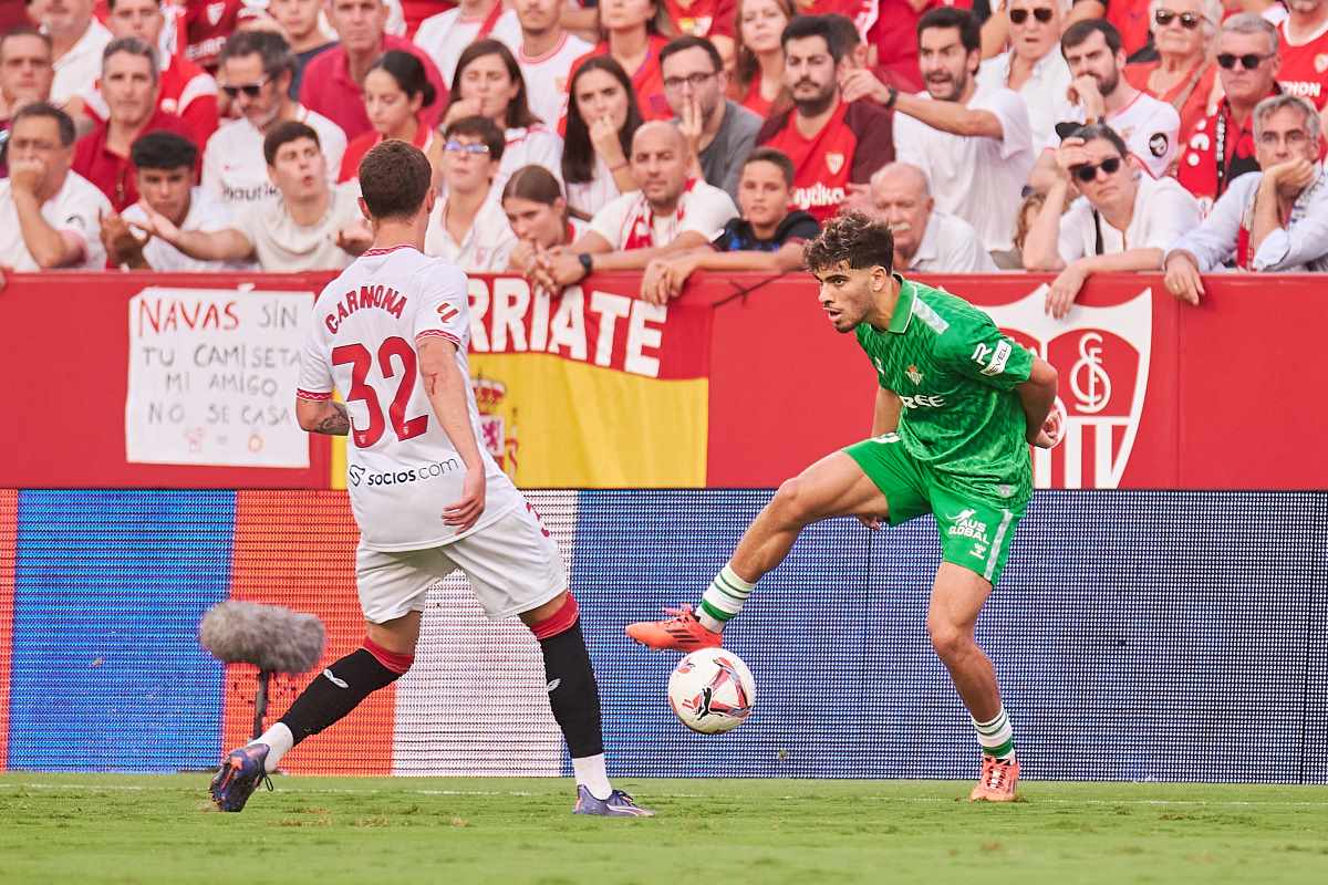 Ez Abde y Carmona durante el Sevilla FC - Real Betis | Salvador López Medina para El MIRA