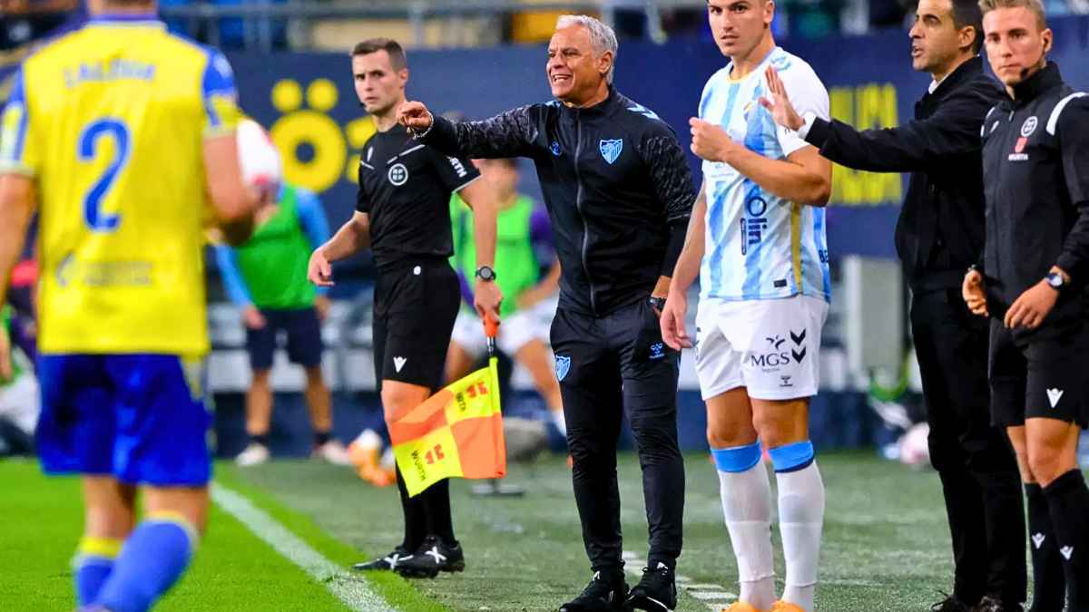 El entrenador del Málaga CF tira de "ADN" blanquiazul tras el cuarto pinchazo consecutivo