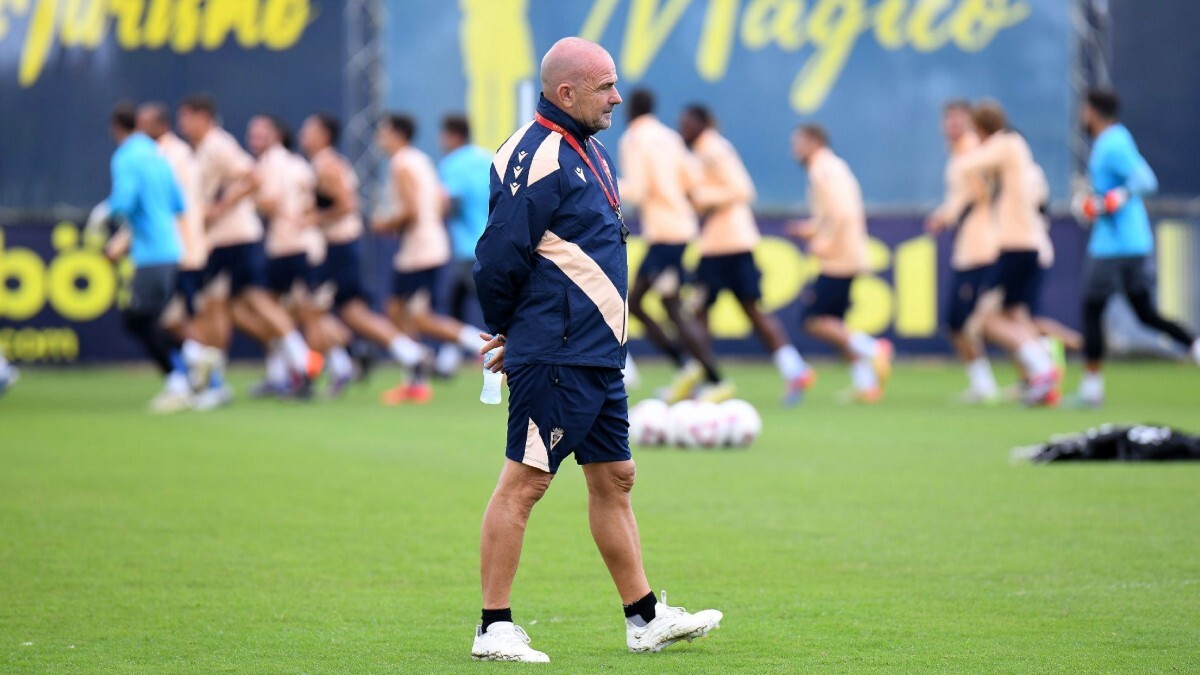 Paco López durante un entrenamiento del Cádiz CF | @PacoLopezEntre1