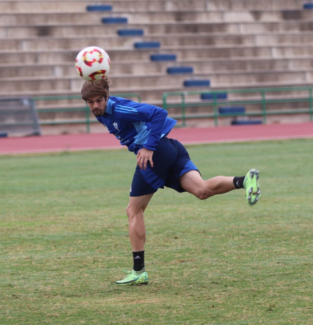 Última sesión del entrenamiento del Marbella FC antes del derbi ante el Antequera