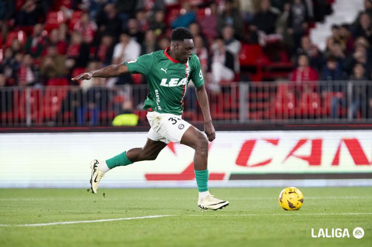 Samu Omorodion en un partido del Deportivo Alavés en la temporada 23/24 | LaLiga