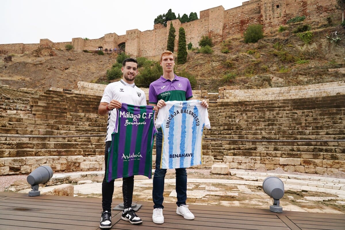 Alberto Díaz y Ramón Enríquez durante el acto de hermanamiento del Unicaja Baloncesto y el Málaga CF