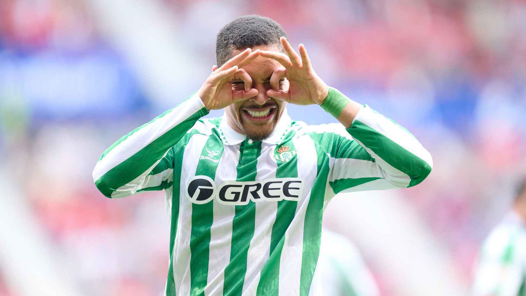 Vitor Roque celebra su gol en el CA Osasuna - Real Betis | @LaLiga