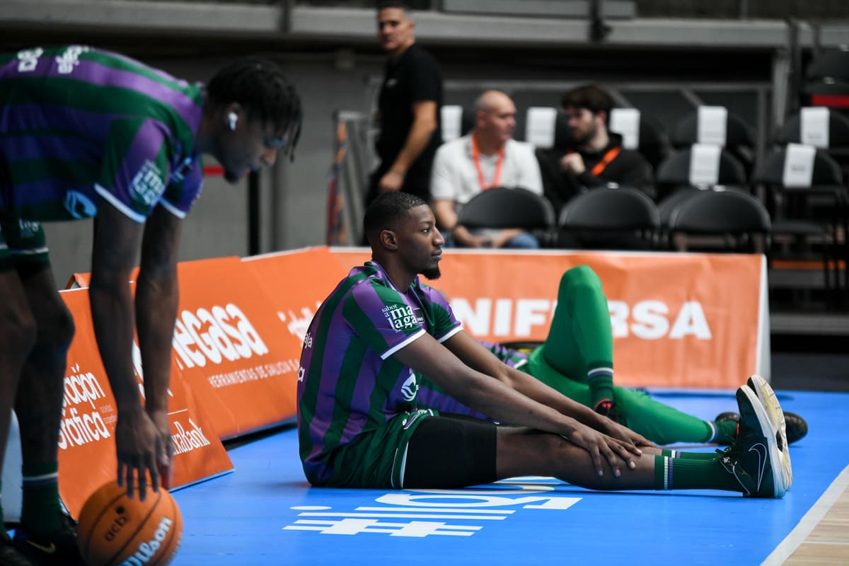 Jugadores del Unicaja Baloncesto antes de comenzar el partido ante el Leyma Coruña
