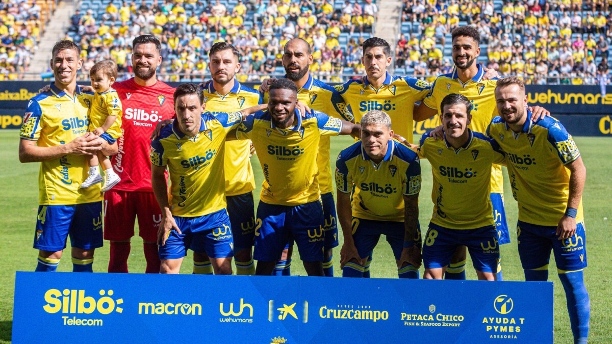 Once titular del Cádiz CF ante el Racing de Santander | @ChustVictor