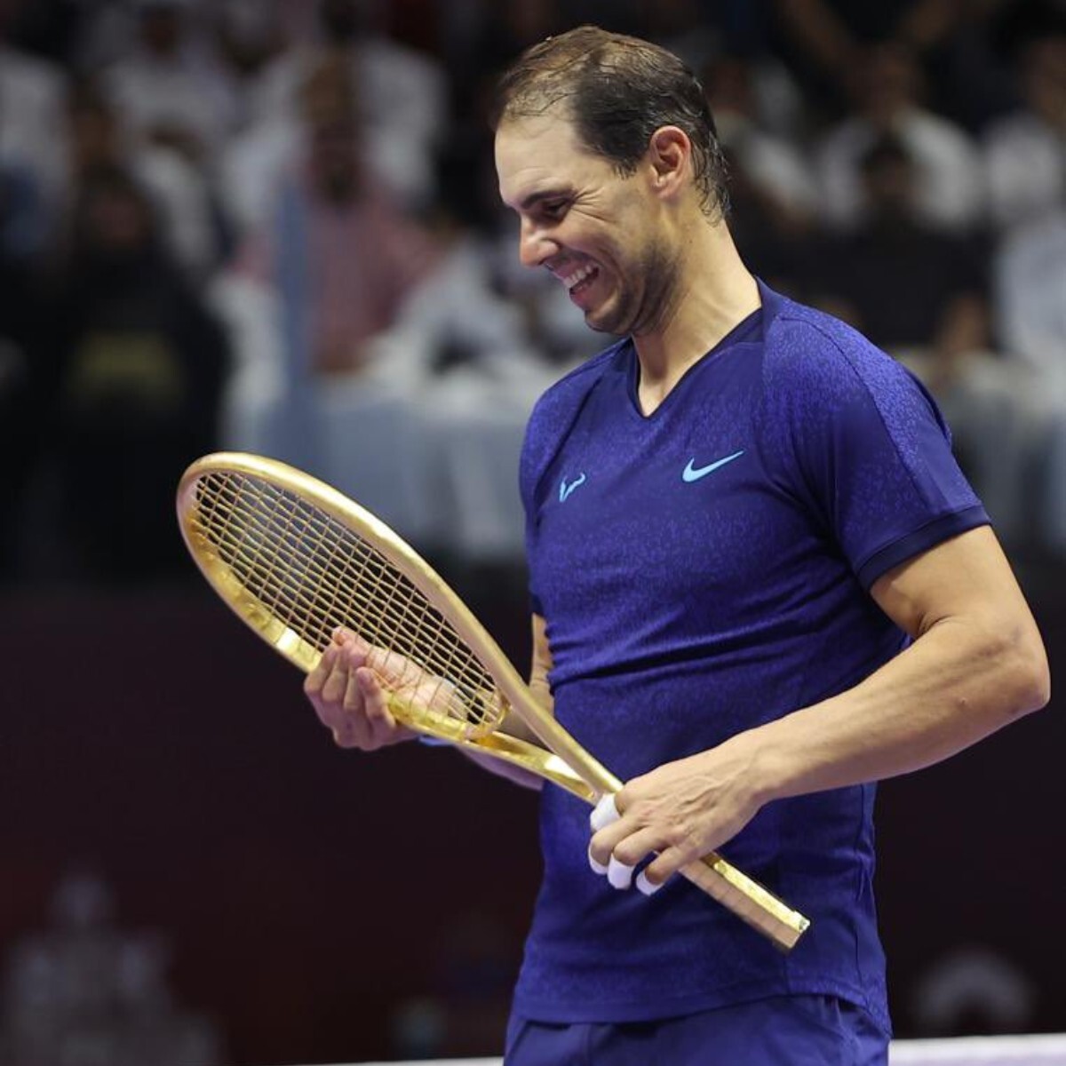 Rafa Nadal posa con la raqueta de oro regalada por Turki Al-Sheikh | @Turki_alalshikh