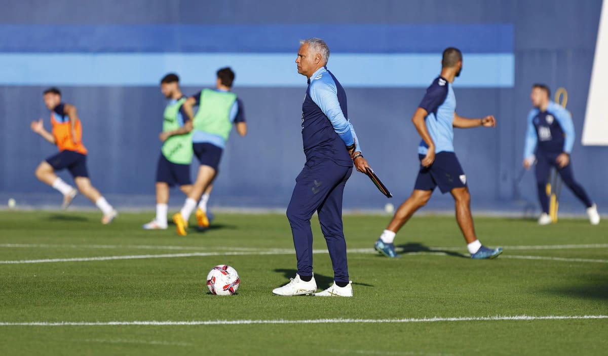 Sergio Pellicer dirigiendo una sesión de entrenamiento del Málaga CF