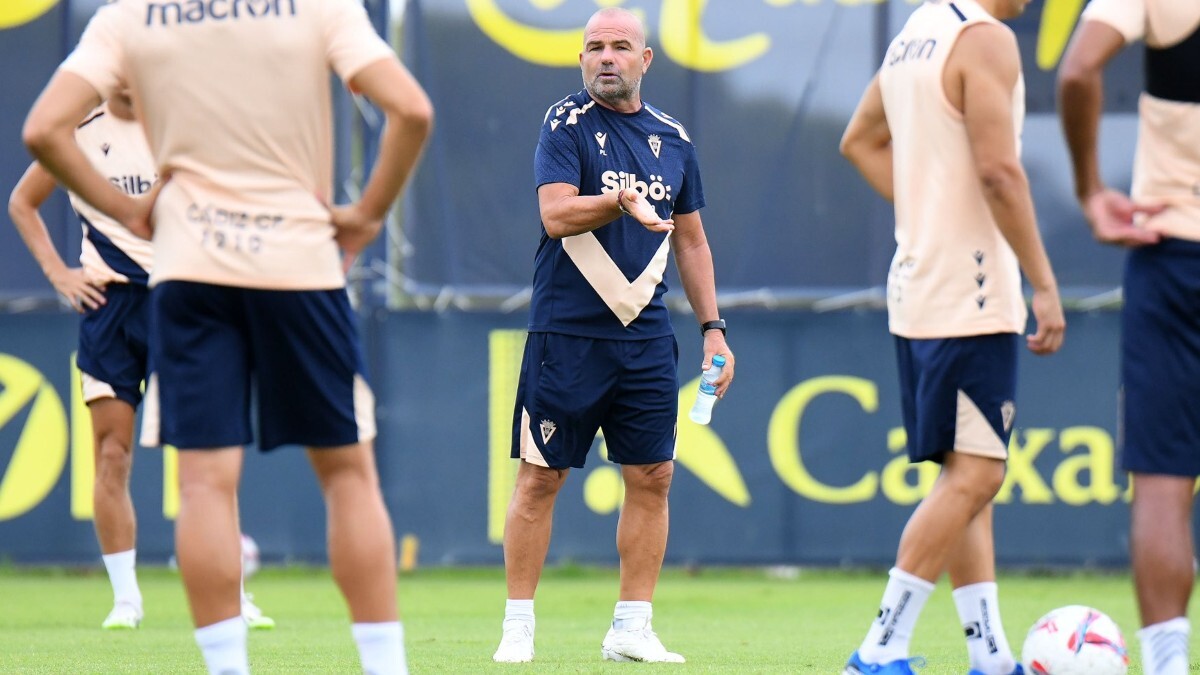 Paco López durante un entrenamiento del Cádiz CF | @PacoLopezEntre1