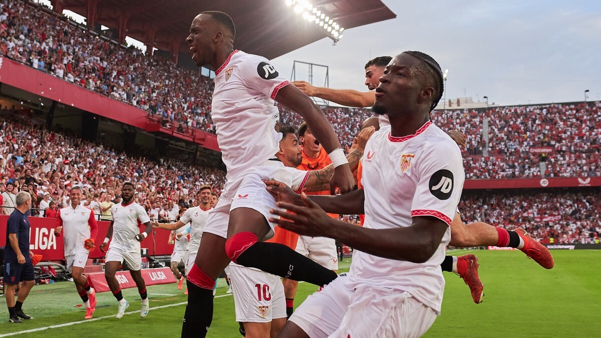 Los jugadores del Sevilla FC celebran el gol anotado por Dodi Lukébakio ante el Real Betis | Salvador López Medina para El MIRA