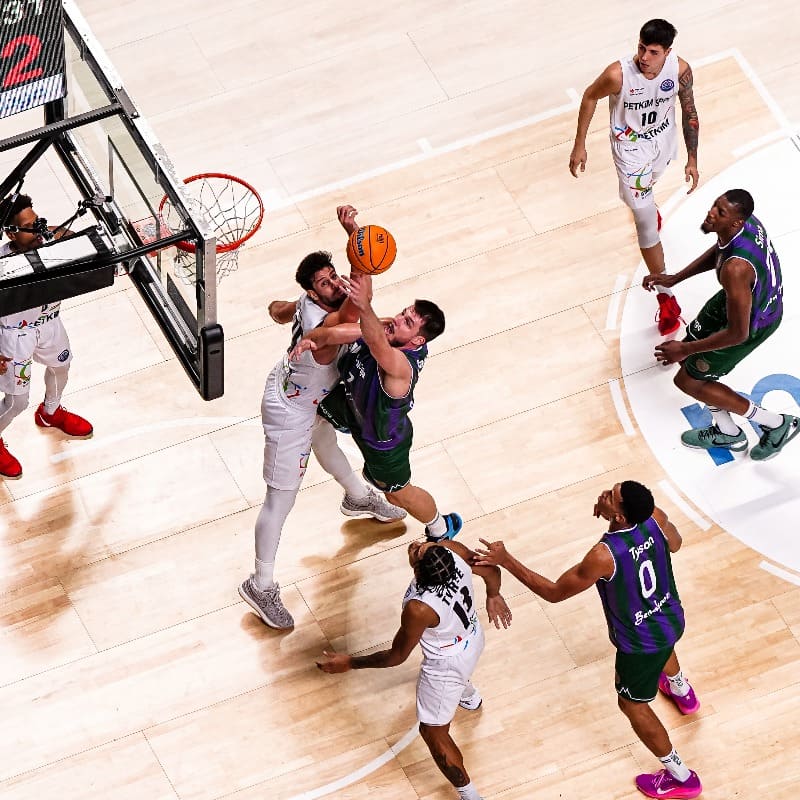 Una jugada del Unicaja Baloncesto - Aliaga Petkimspor